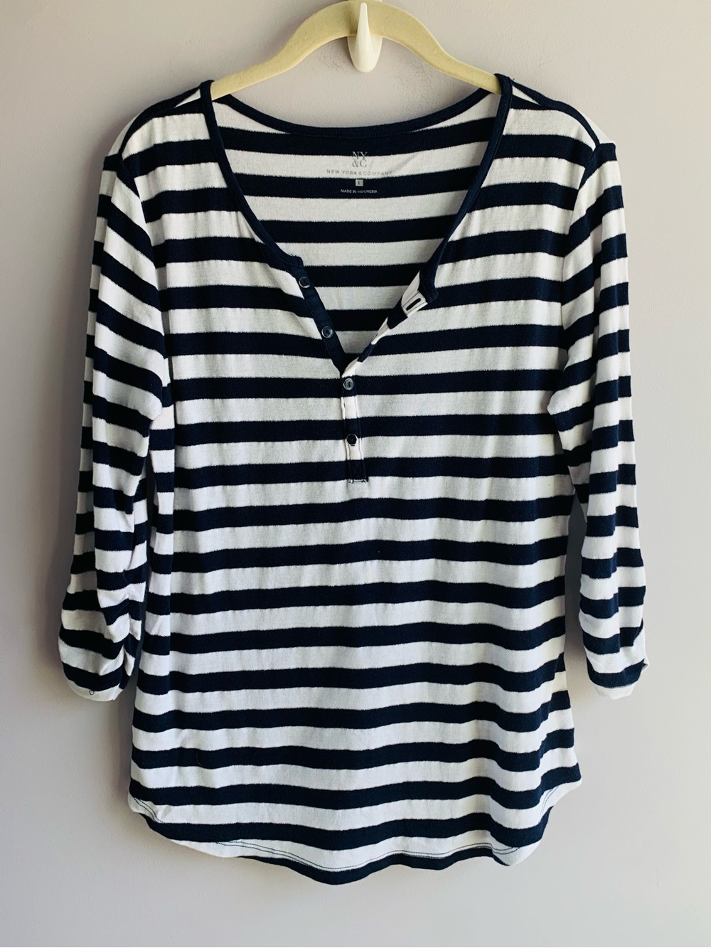 NY & Co Navy Tee Top Navy White Silver Stripes 3/4 Sleeves Casual EUC Large